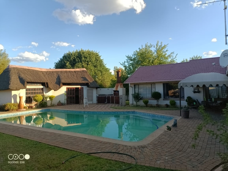 4 Bedroom Property for Sale in Langenhovenpark Free State